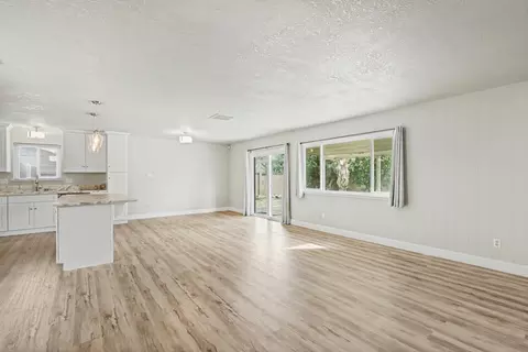 9062 Salmon Falls Dr, Sacramento, CA 95826