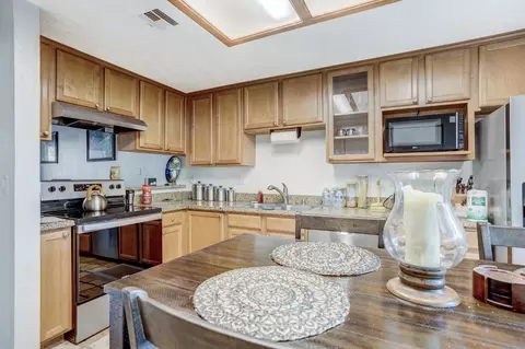 Kitchen - 4000 Elmo Loop #C, Modesto, CA 95356 photo 3 of 5