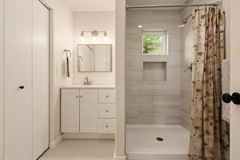 Bath - 34055 Alta Oaks Rd, Alta, CA 95701 photo 2 of 3