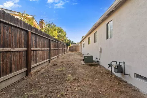 Exterior - 1004 Autumn Dr, Modesto, CA 95355 photo 4 of 5