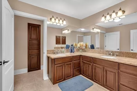 Bath - 2541 Mooneyham Ct, Turlock, CA 95382 photo 8 of 10