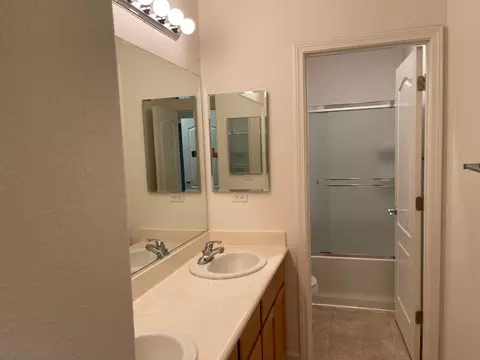 Bath - 161 Mariposa St, Madera, CA 93638 photo 2 of 2