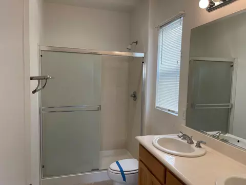 Bath - 161 Mariposa St, Madera, CA 93638 photo 1 of 2