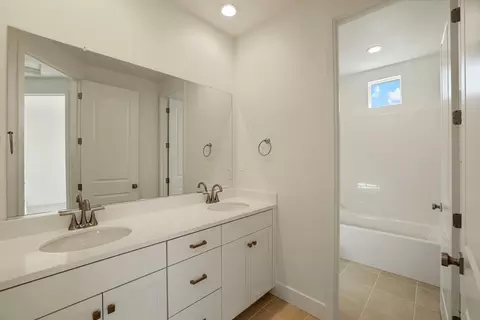 Bath - 2183 Appalachian Ave, Manteca, CA 95337 photo 8 of 9
