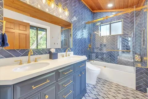 Bath - 870 Bret Harte Dr, Copperopolis, CA 95228 photo 5 of 9
