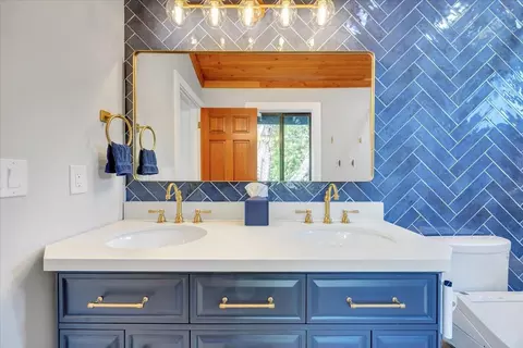 Bath - 870 Bret Harte Dr, Copperopolis, CA 95228 photo 6 of 9
