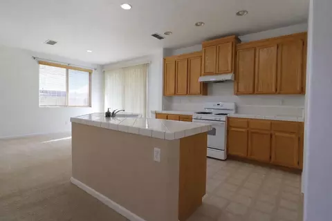 924 Stanford Ave, Madera, CA 93637 photo 2