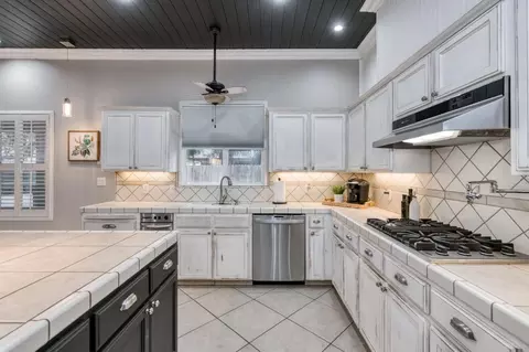 1015 E Chestnut Ct, Visalia, CA 93292 photo 13