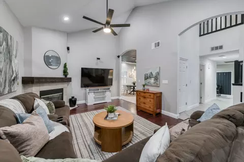 1015 E Chestnut Ct, Visalia, CA 93292 photo 8