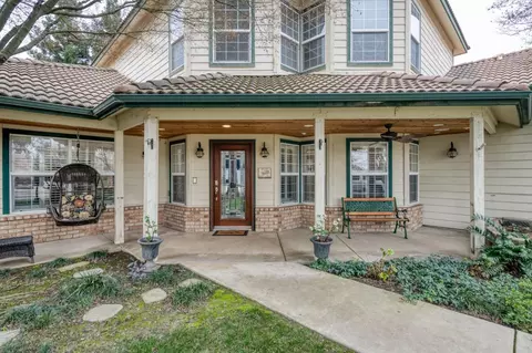 1015 E Chestnut Ct, Visalia, CA 93292 photo 2