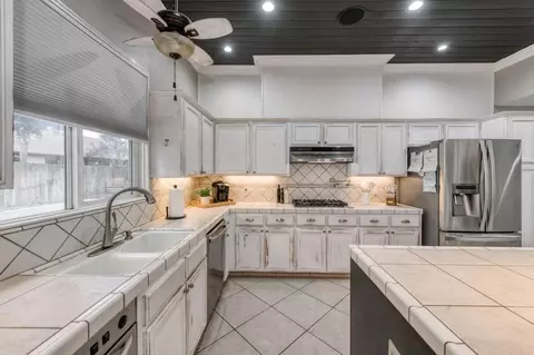 1015 E Chestnut Ct, Visalia, CA 93292 photo 11