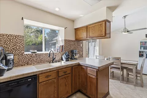 809 Wildwood Dr, Lemoore, CA 93245 photo 13