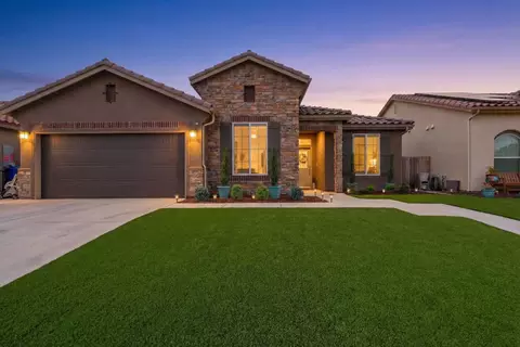 756 Strada St, Lemoore, CA 93245 photo 2
