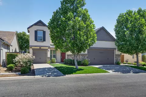 1813 N Paddington Ln, Clovis, CA 93619