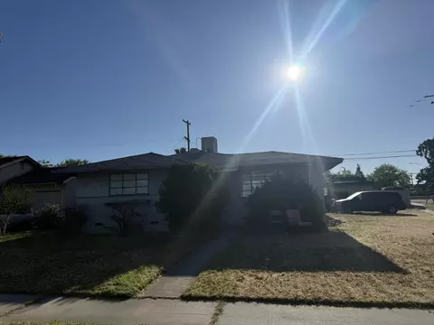 3856 N Hacienda Dr, Fresno, CA 93705