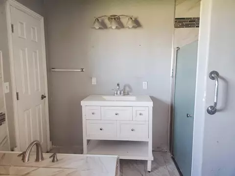 Bath - 22136 Fairfax Ave, Lemoore, CA 93245 photo 1 of 2
