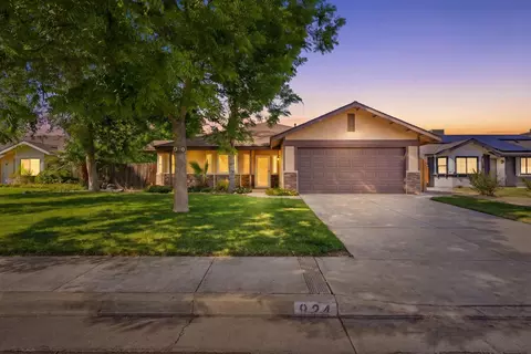 924 Greenwood Ave, Hanford, CA 93230
