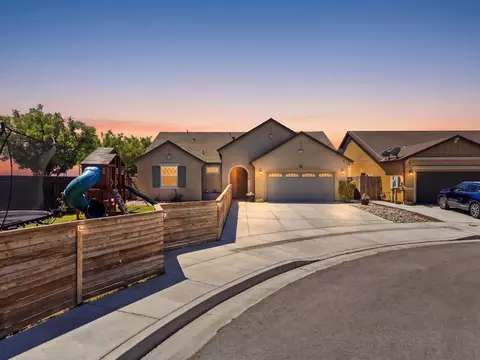 1383 E Donnybrook Pl, Hanford, CA 93230