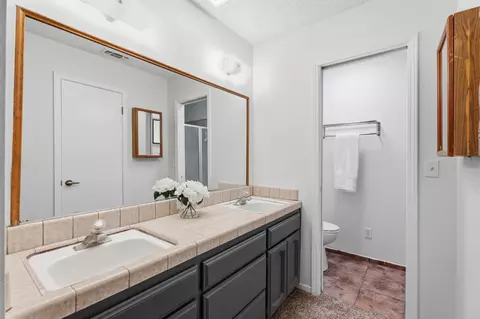Bath - 18839 Shell Dr, Madera, CA 93638 photo 4 of 6