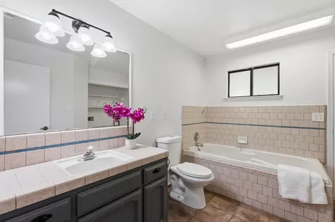 Bath - 18839 Shell Dr, Madera, CA 93638 photo 1 of 6