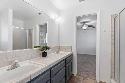 Bath - 18839 Shell Dr, Madera, CA 93638 photo 3 of 6