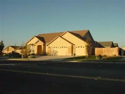 322 S Siskiyou Ave, Kerman, CA 93630 photo 1