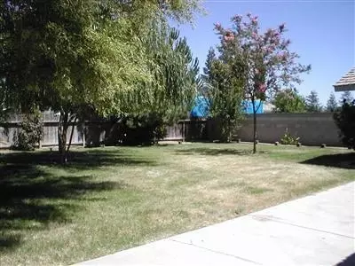 606 S Siskiyou Ave, Kerman, CA 93630 photo 2