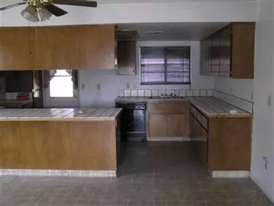 976 3rd St, Sanger, CA 93657 photo 2