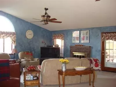 790 Heath Ct, Lemoore, CA 93245 photo 2