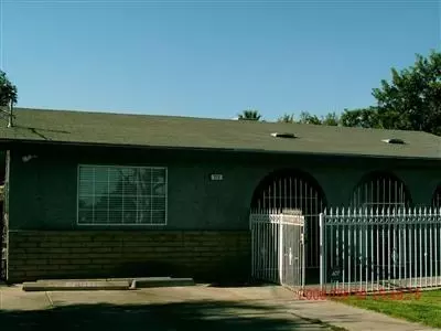 713 Clinton St, Madera, CA 93638 photo 1