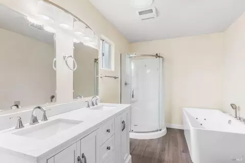 Bath - 755 East Ct, Dixon, CA 95620 photo 5 of 6