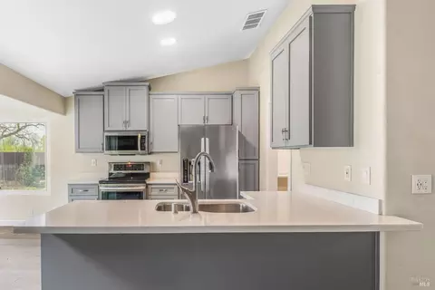 Kitchen - 755 East Ct, Dixon, CA 95620 photo 4 of 6