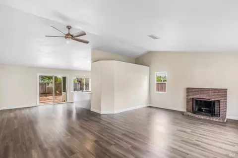 Living - 755 East Ct, Dixon, CA 95620 photo 3 of 4