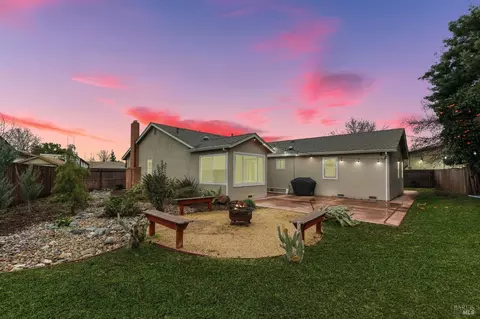 Exterior - 755 East Ct, Dixon, CA 95620 photo 3 of 13