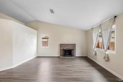 Living - 755 East Ct, Dixon, CA 95620 photo 2 of 4
