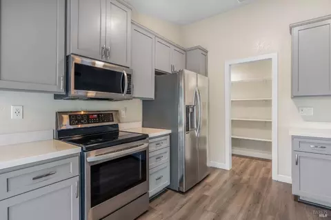 Kitchen - 755 East Ct, Dixon, CA 95620 photo 3 of 6