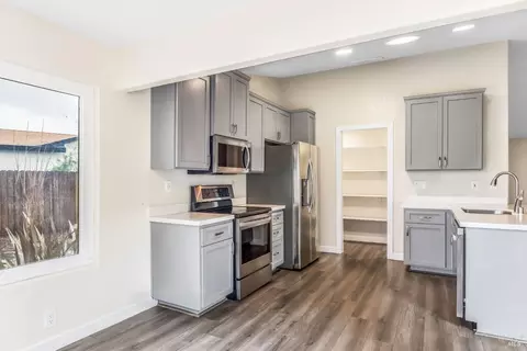 Kitchen - 755 East Ct, Dixon, CA 95620 photo 5 of 6