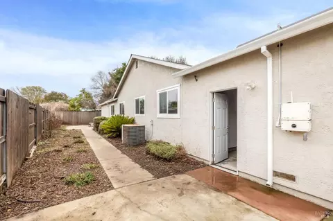Exterior - 755 East Ct, Dixon, CA 95620 photo 8 of 13