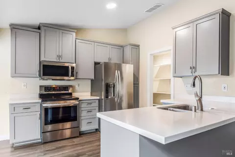 Kitchen - 755 East Ct, Dixon, CA 95620 photo 2 of 6