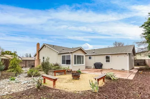 Exterior - 755 East Ct, Dixon, CA 95620 photo 1 of 13