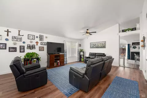 Living - 1350 Rehrmann Dr, Dixon, CA 95620 photo 2 of 5
