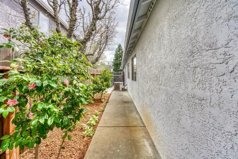 Exterior - 1350 Rehrmann Dr, Dixon, CA 95620 photo 11 of 18