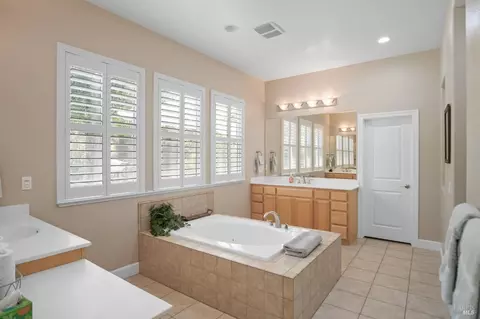 Bath - 9010 Starr Rd, Windsor, CA 95492 photo 5 of 8