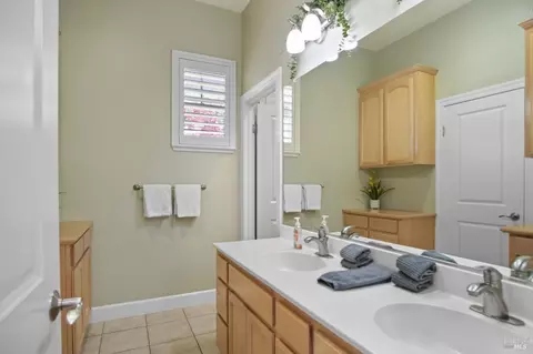 Bath - 9010 Starr Rd, Windsor, CA 95492 photo 2 of 8