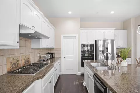 Kitchen - 9010 Starr Rd, Windsor, CA 95492 photo 4 of 5