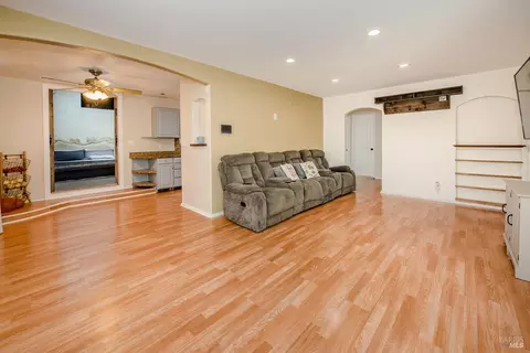 Living - 901 Lassen St, Vallejo, CA 94591 photo 1 of 2
