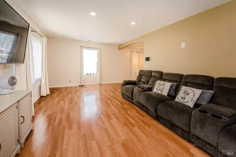 Living - 901 Lassen St, Vallejo, CA 94591 photo 2 of 2