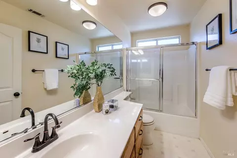 Bath - 1550 Mccormack Ct, Dixon, CA 95620 photo 6 of 10