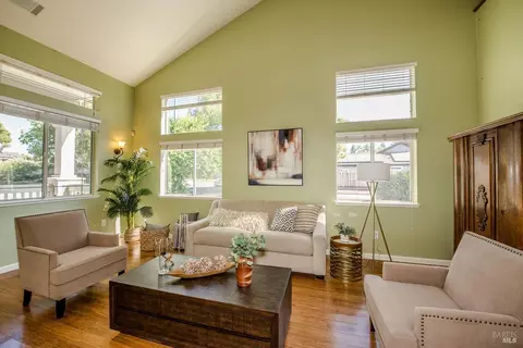Living - 1550 Mccormack Ct, Dixon, CA 95620 photo 4 of 8