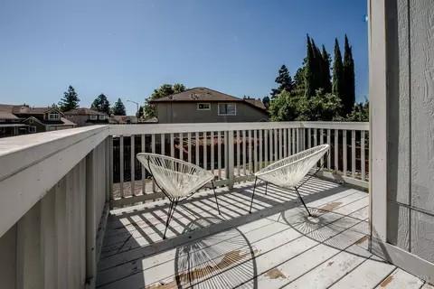 Exterior - 1550 Mccormack Ct, Dixon, CA 95620 photo 4 of 22